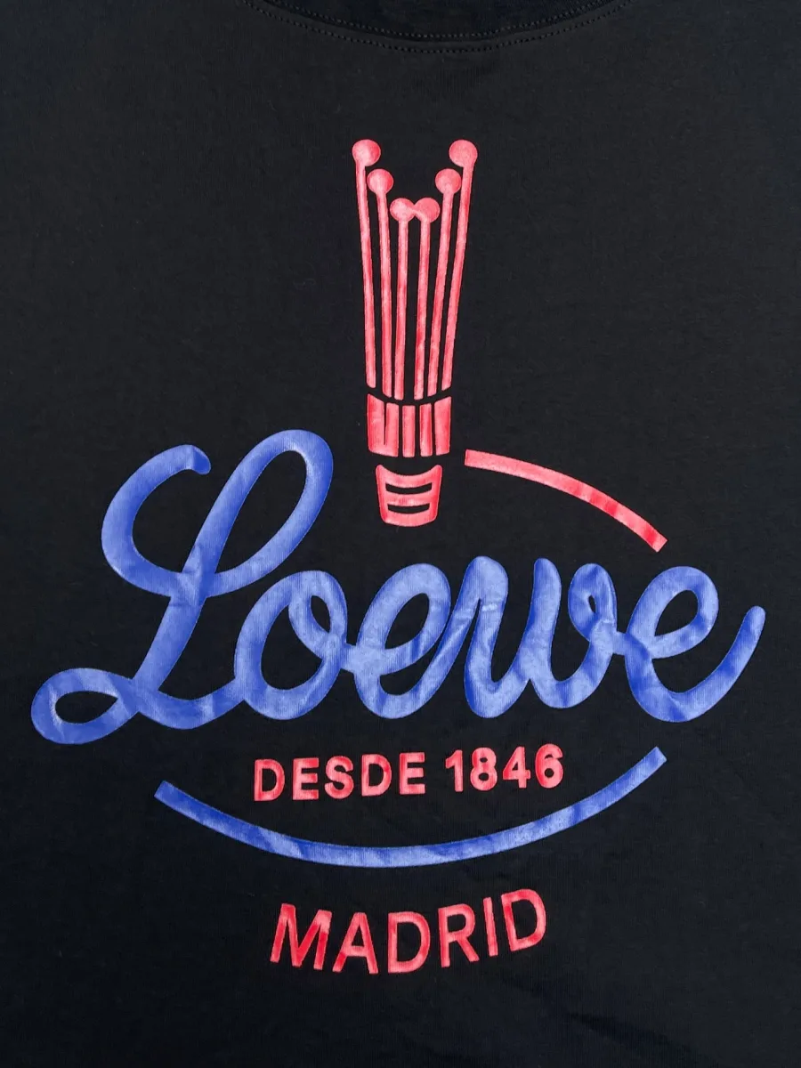 Крупный план сине-красного принта с логотипом Loewe Desde 1846 Madrid