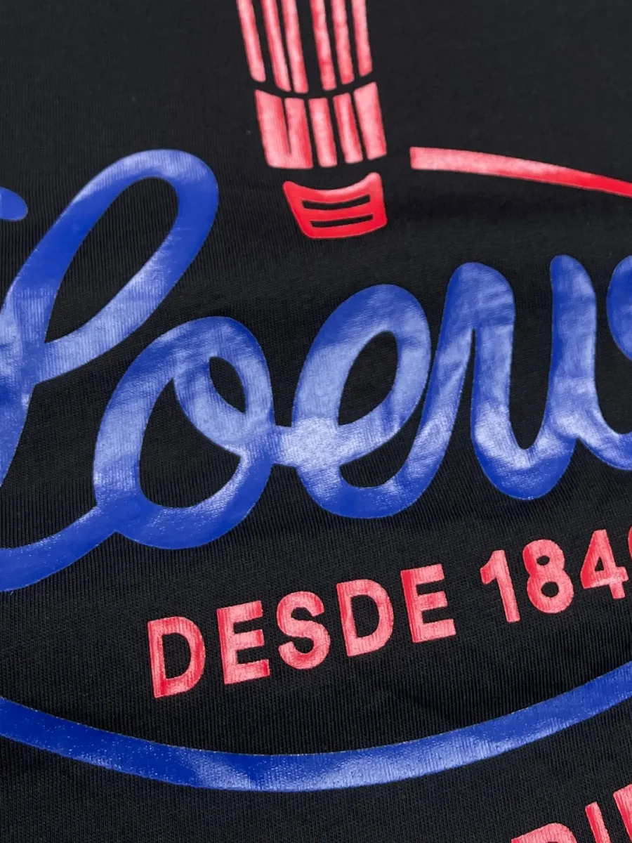 Деталь фактурного принта с надписью Loewe на чёрной футболке