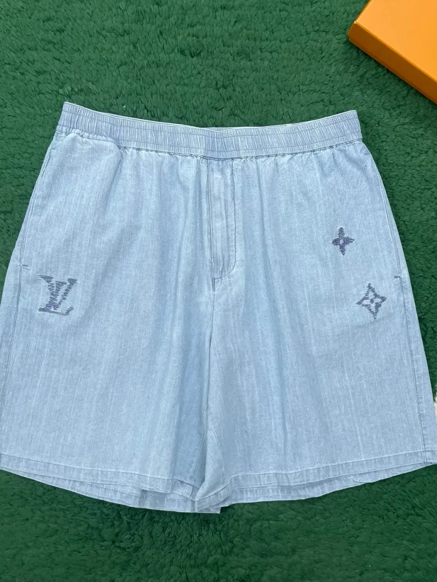 Голубые хлопковые шорты с вышитыми элементами Monogram, вид спереди