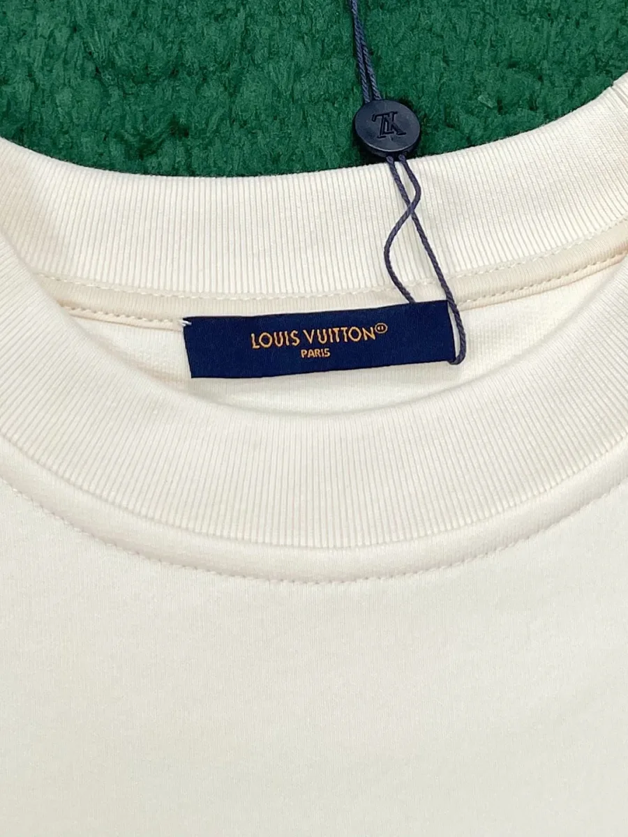 Внутренняя бирка Louis Vuitton Paris в области горловины изделия