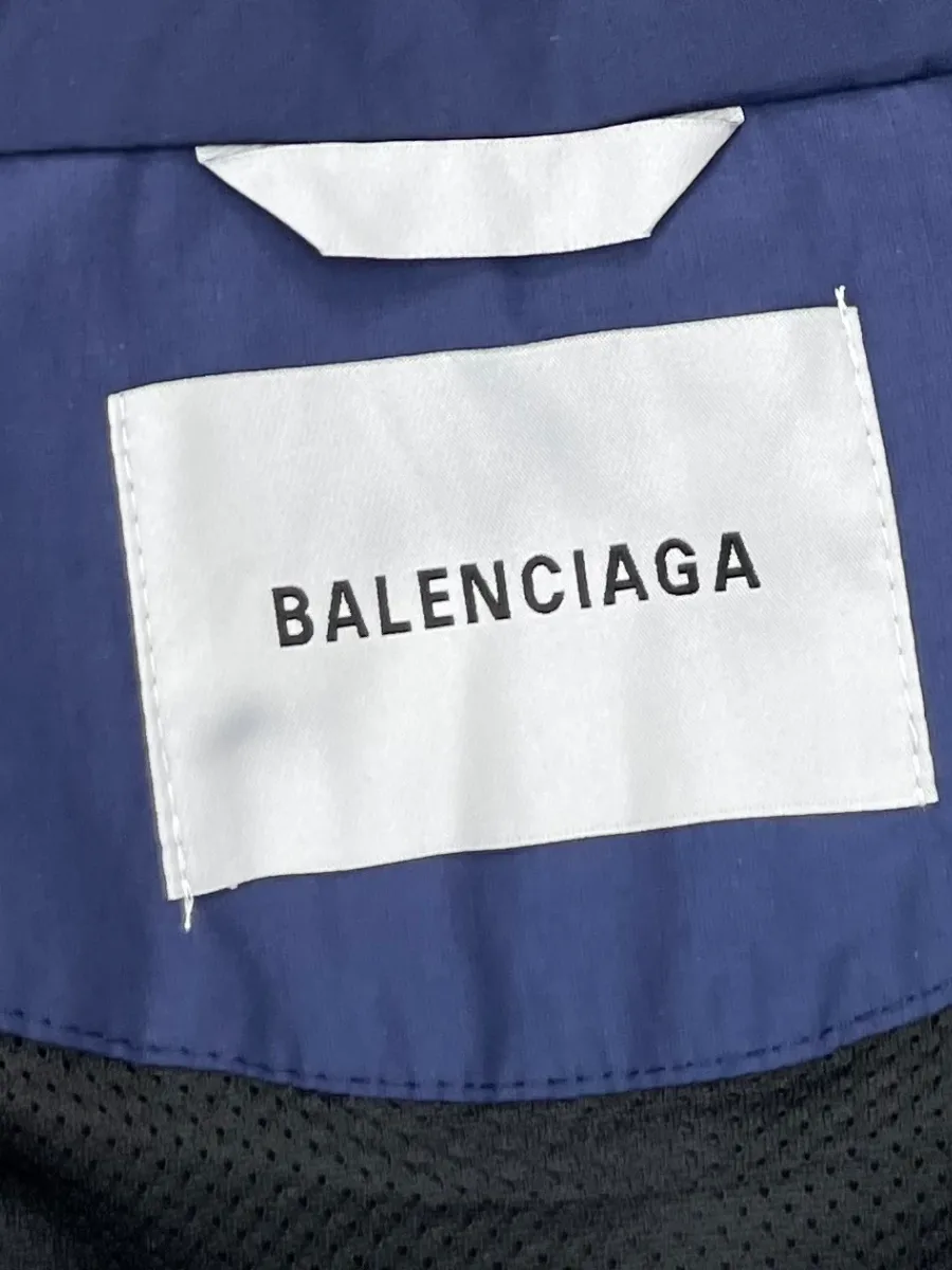 Вшитая текстильная бирка с логотипом Balenciaga у горловины