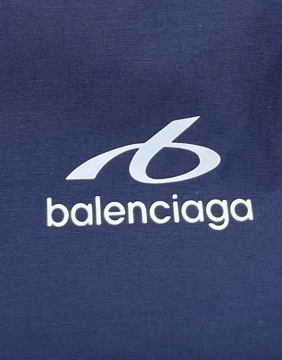 Белый вышитый логотип Balenciaga на тёмно-синей ткани крупным планом