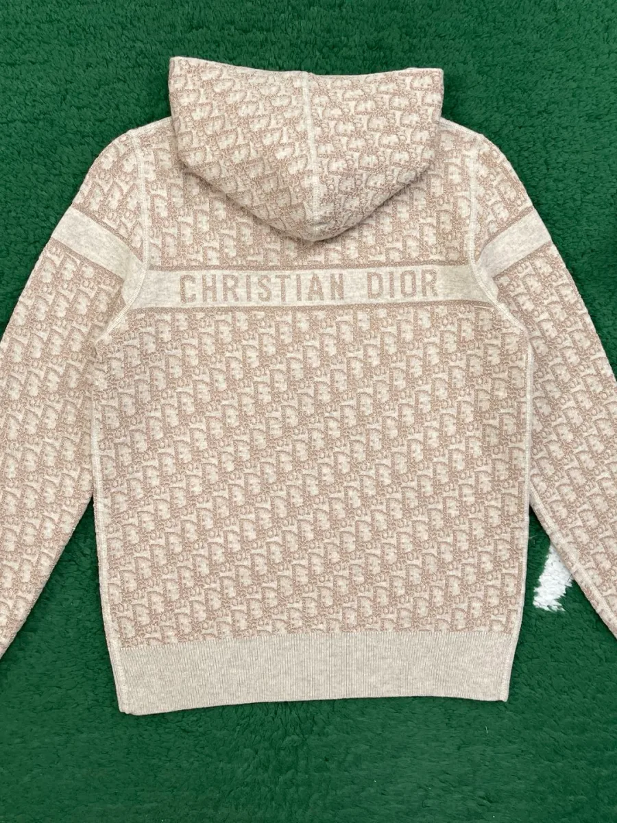 Двухсторонний кардиган с капюшоном, вид сзади с надписью Christian Dior на спинке