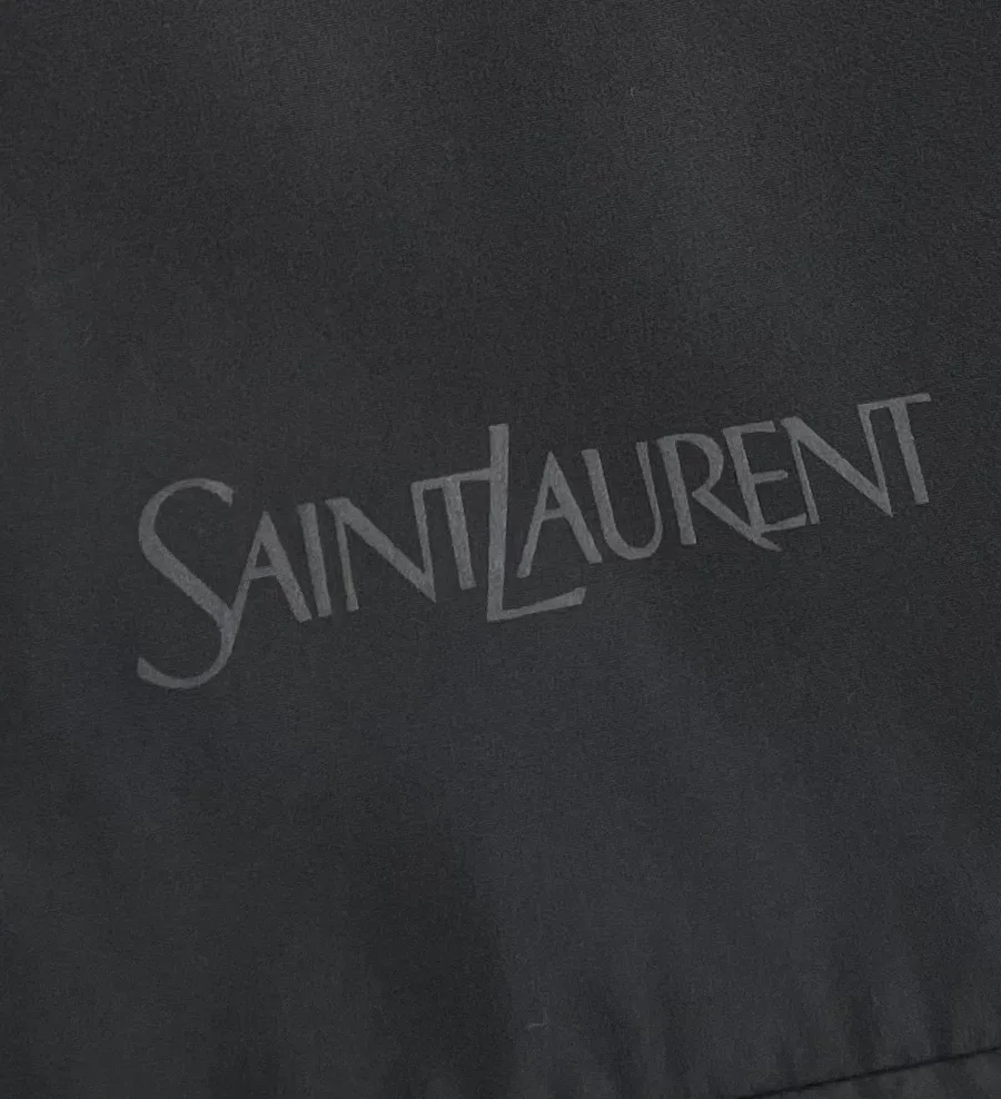 Небольшой принт с логотипом Saint Laurent на левой стороне груди