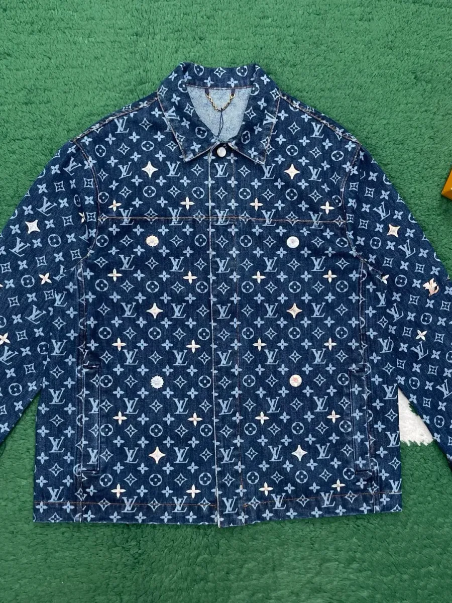 Синяя джинсовая куртка с узором Monogram, вид спереди