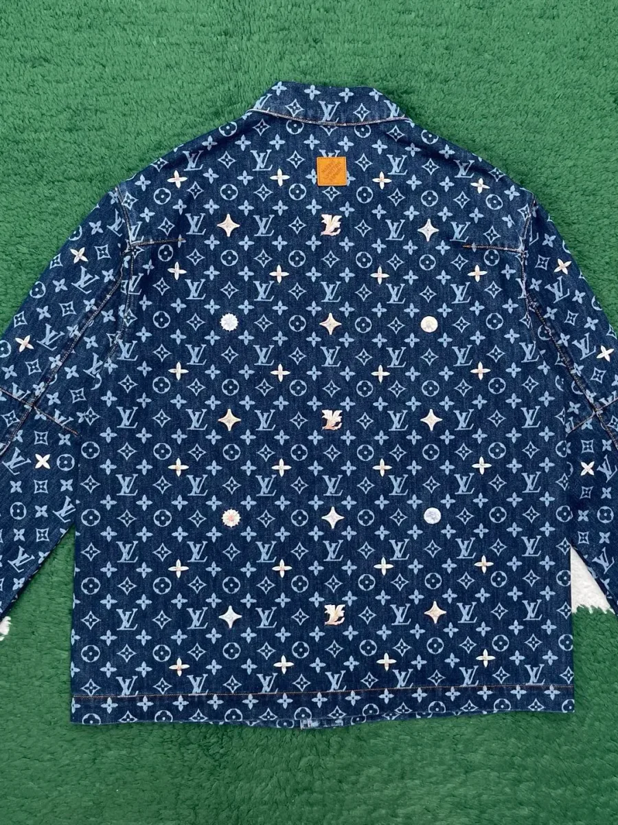 Синяя джинсовая куртка с узором Monogram, вид сзади