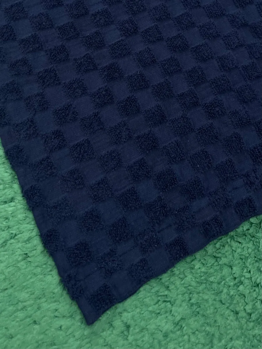 Фактурное махровое полотно с шахматным узором Damier крупным планом