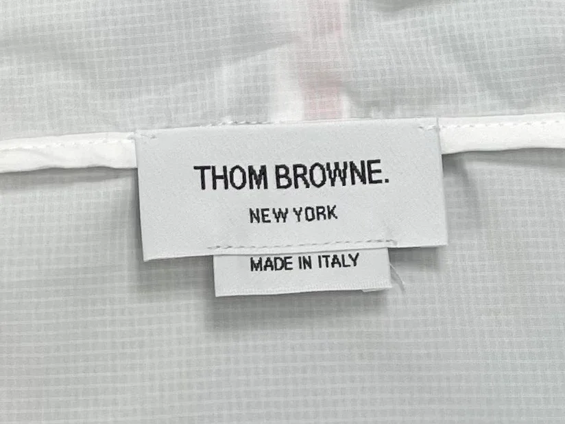 Фирменная бирка Thom Browne на внутренней стороне горловины