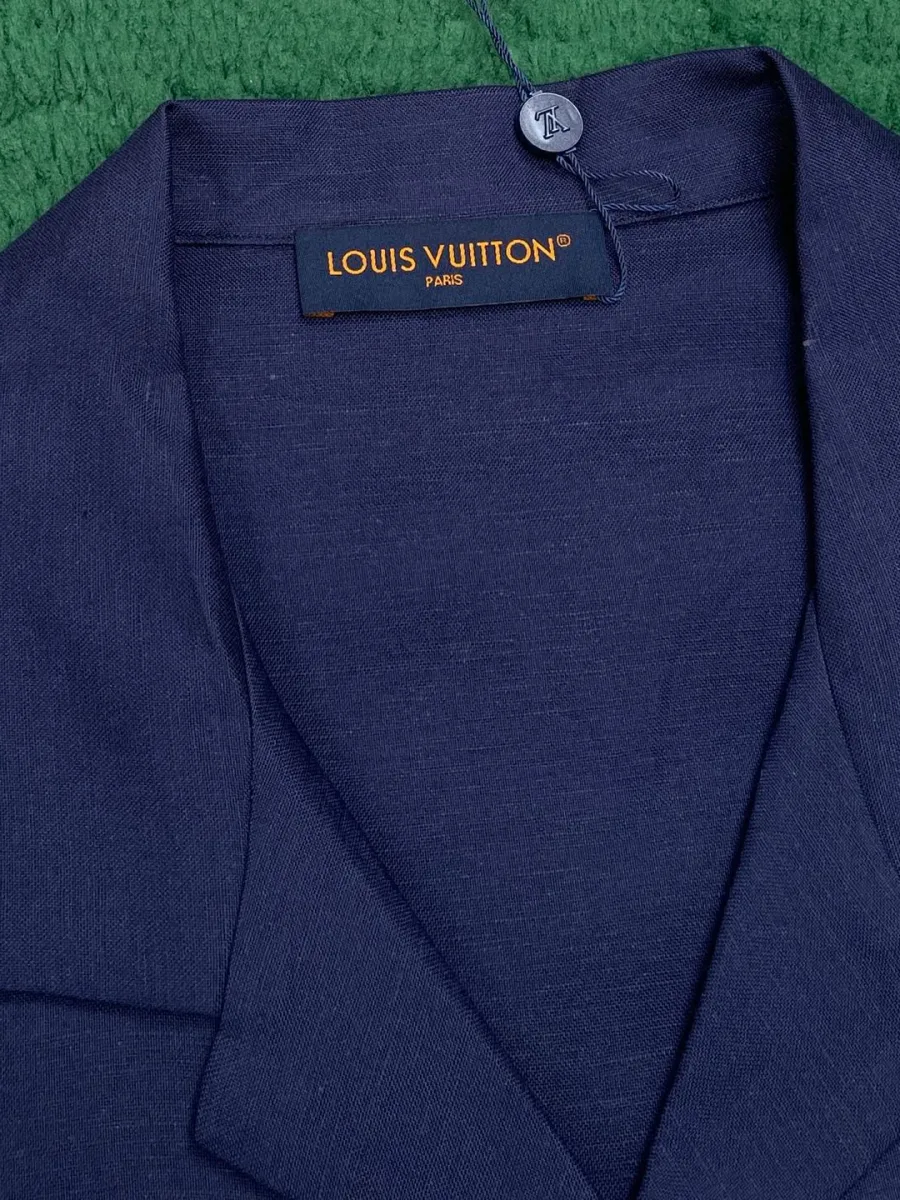 Отложной воротник рубашки с фирменной жаккардовой биркой Louis Vuitton