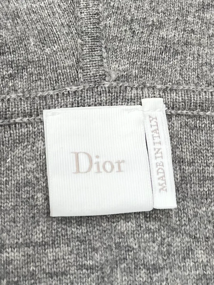 Фирменная бирка Dior на внутренней стороне горловины крупным планом