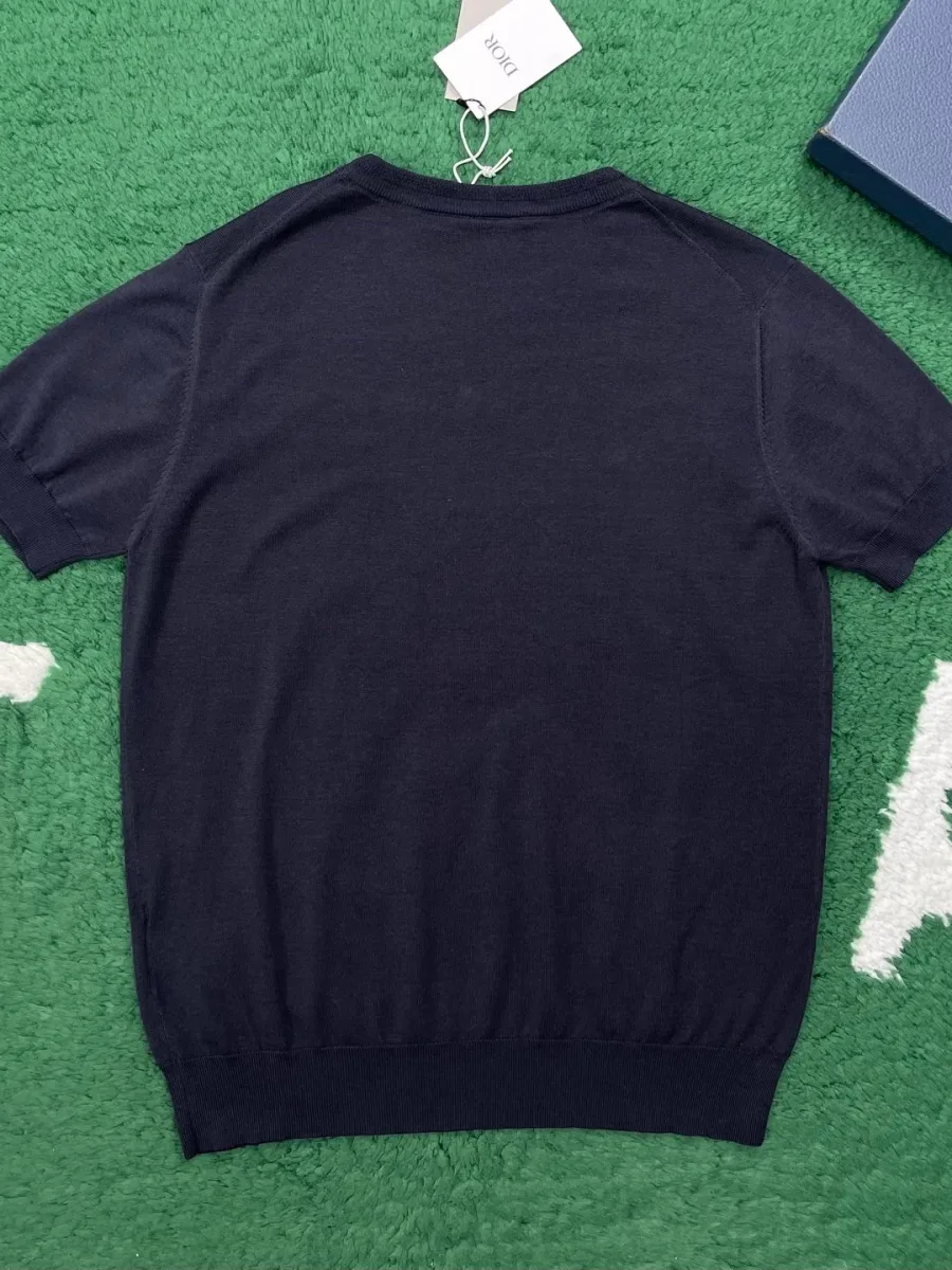 Тёмно-синяя вязаная футболка из хлопка, вид со спины