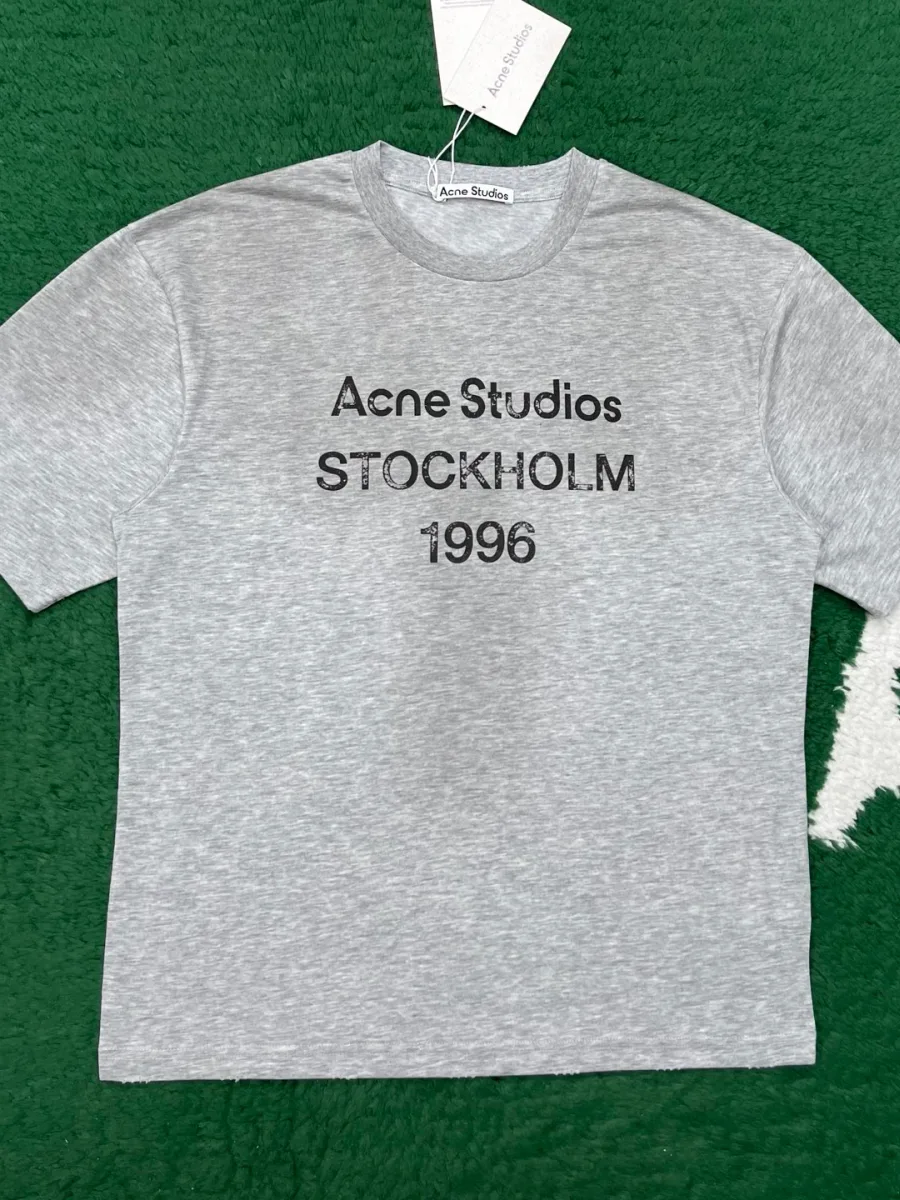 Серая меланжевая футболка прямого кроя с принтом Stockholm 1996, вид спереди