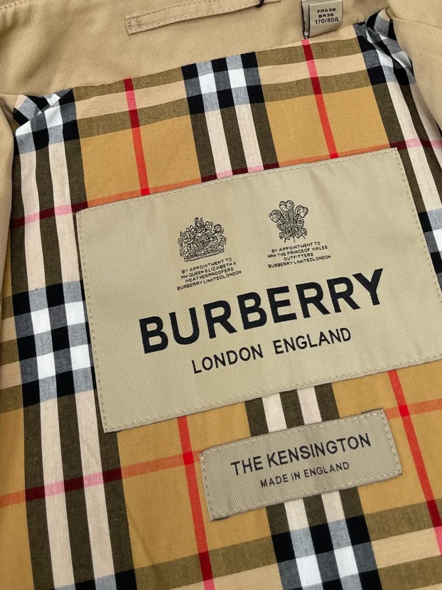 Внутренняя бирка The Kensington на клетчатой подкладке тренча
