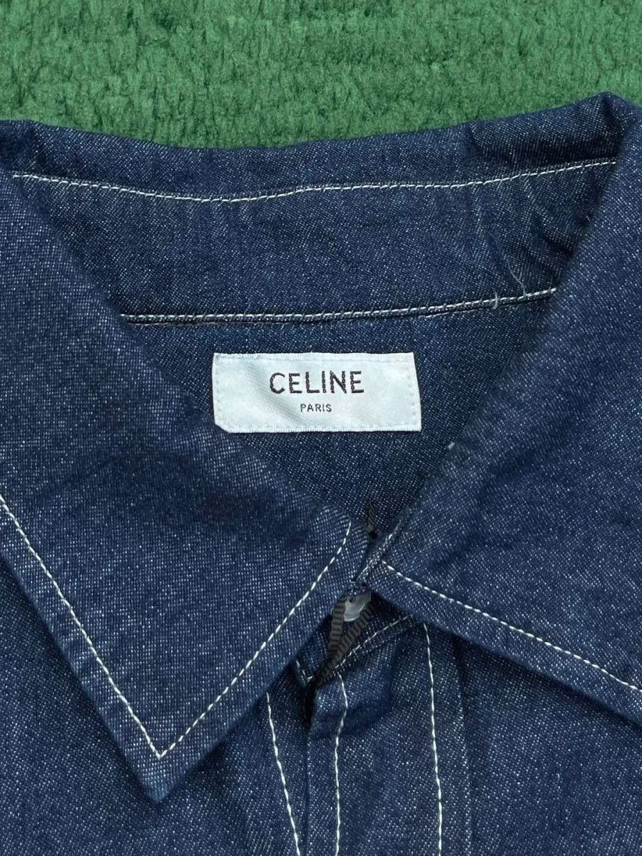 Отложной воротник джинсовой рубашки с фирменной тканевой биркой Celine