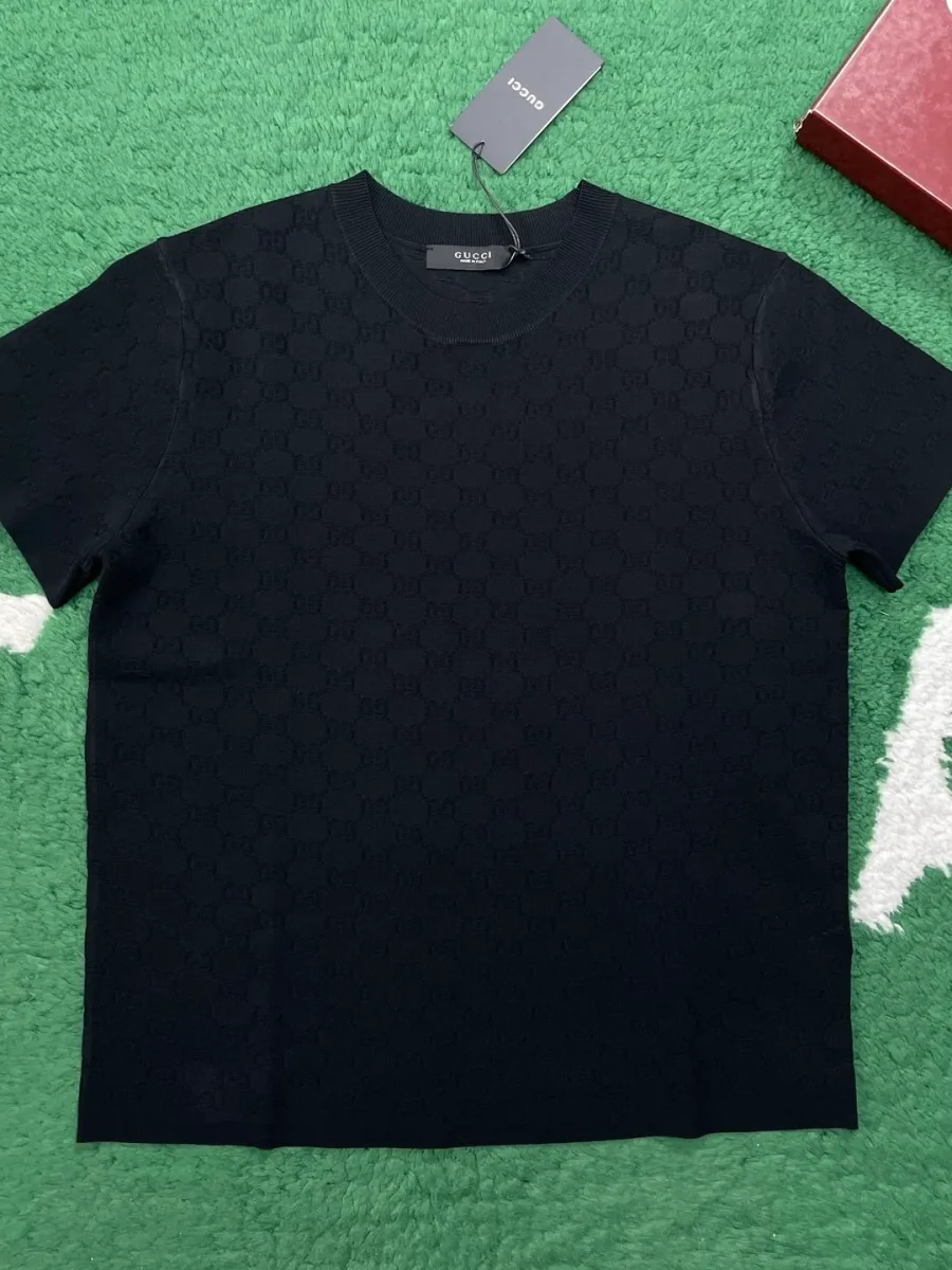 Чёрная трикотажная футболка прямого кроя с жаккардовым узором GG, вид спереди