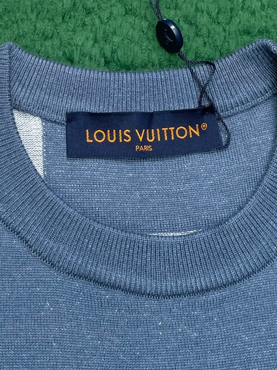 Эластичный круглый ворот футболки с жаккардовой биркой Louis Vuitton