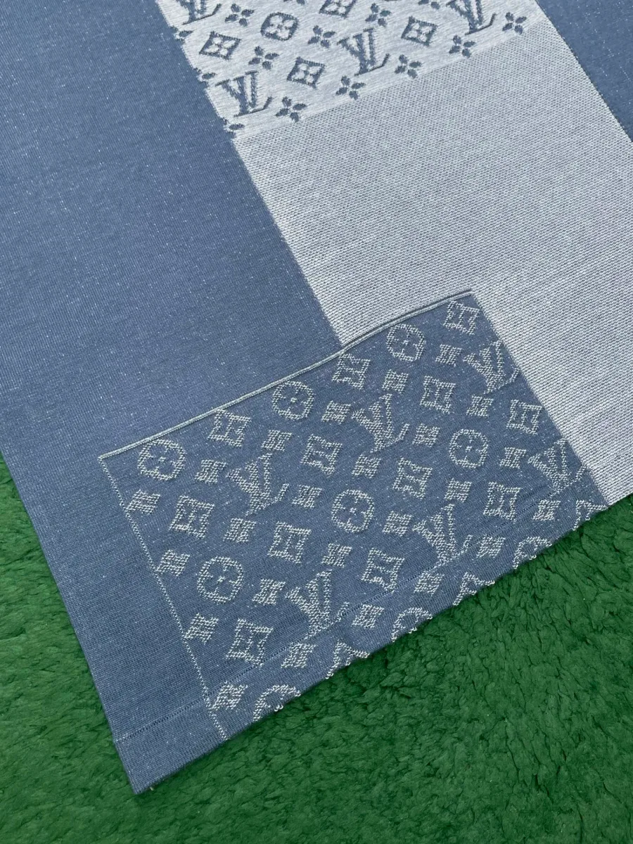 Нижняя часть футболки с жаккардовым фрагментом узора Monogram крупным планом