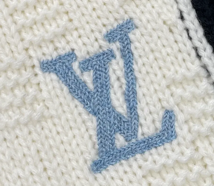 Вышитая голубая монограмма LV на белом фактурном трикотаже