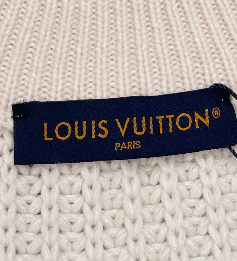 Фирменная бирка Louis Vuitton Paris на внутренней стороне горловины