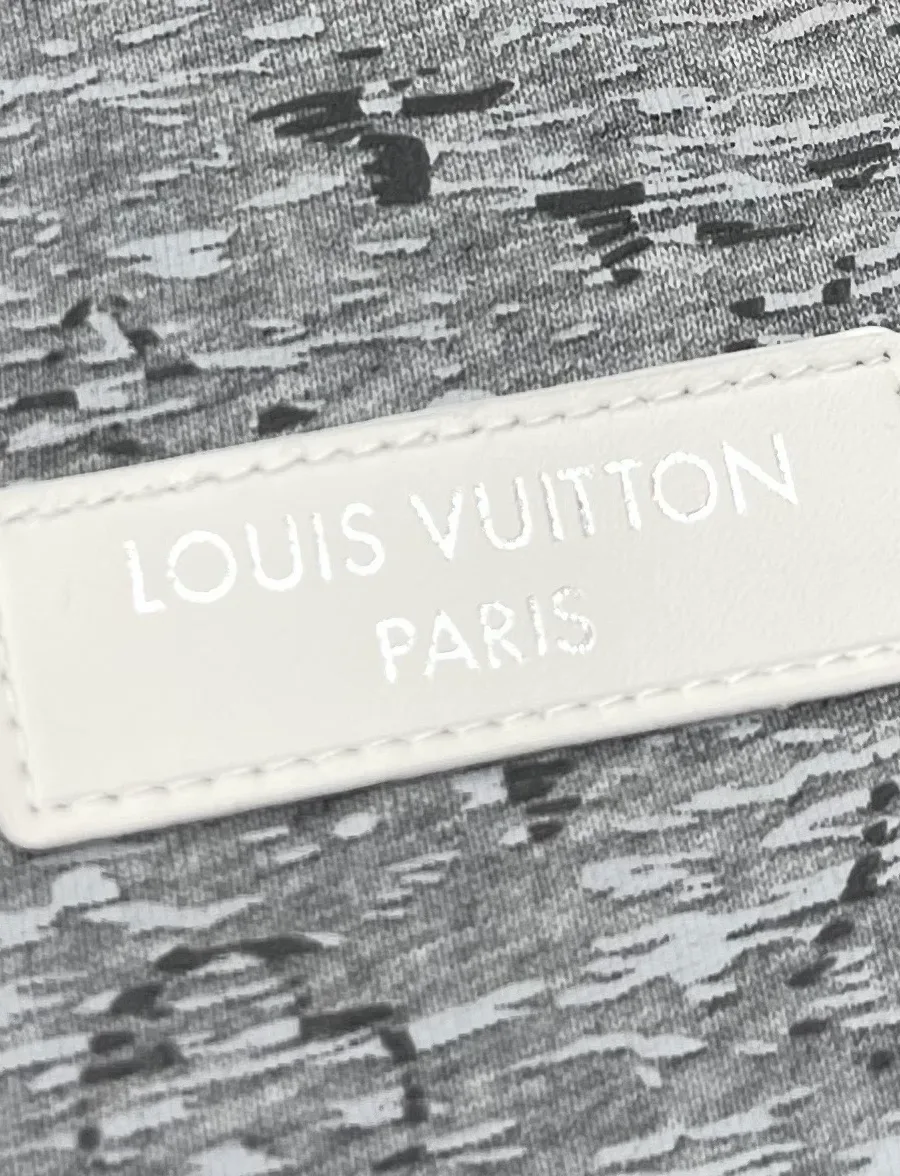 Крупный план светлой прямоугольной нашивки с тиснением Louis Vuitton