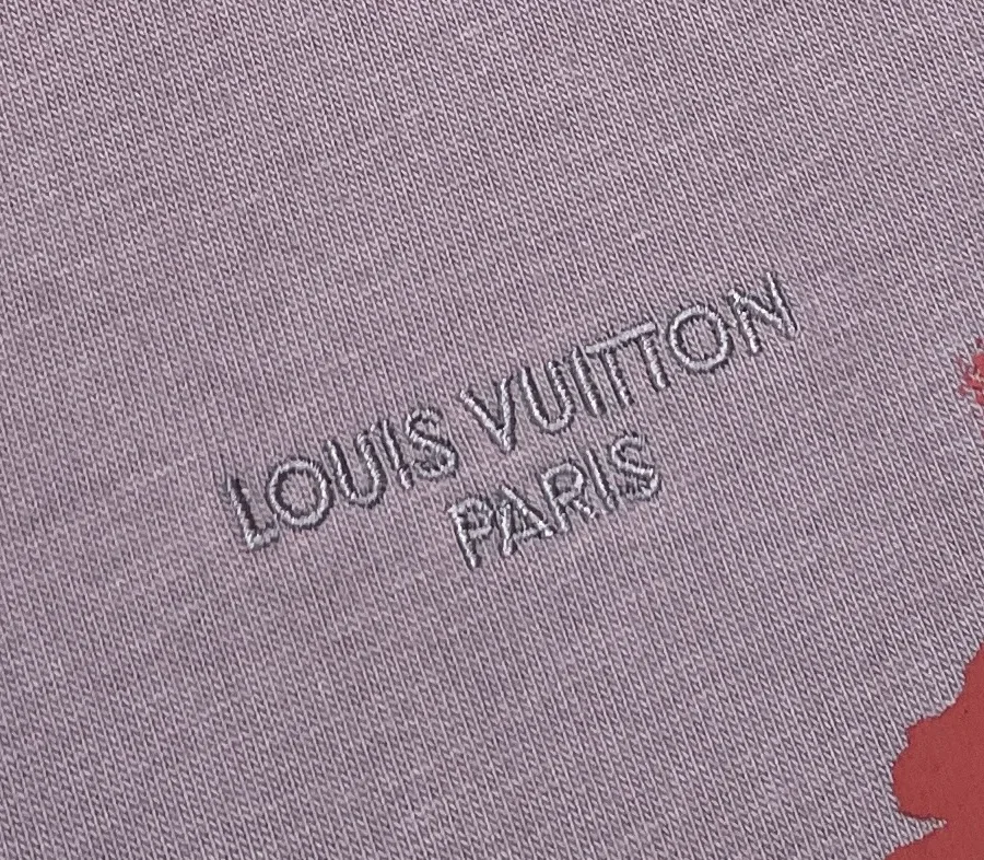 Тональная вышивка Louis Vuitton Paris на груди футболки крупным планом