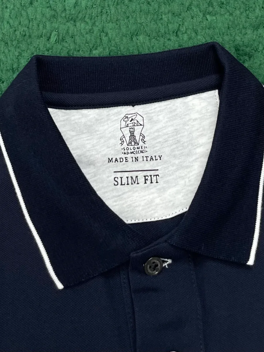 Воротник с белым кантом и ярлыком кроя Slim Fit