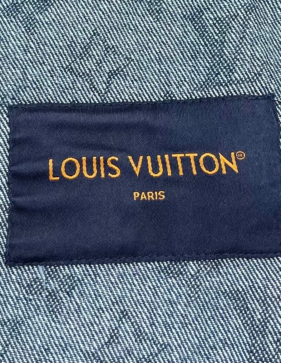 Фирменная бирка Louis Vuitton на внутренней стороне горловины