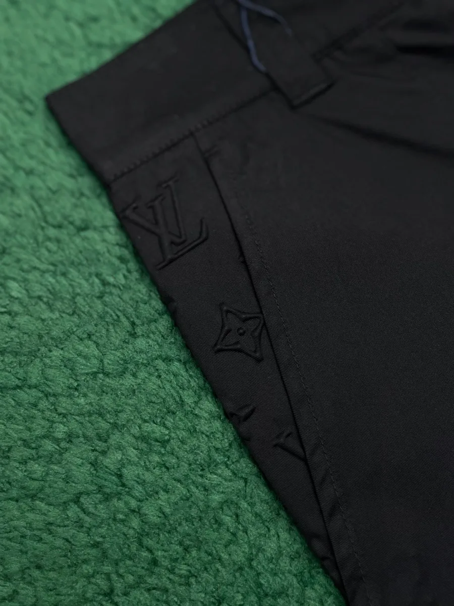 Крупный план рельефного тиснения Monogram на ткани