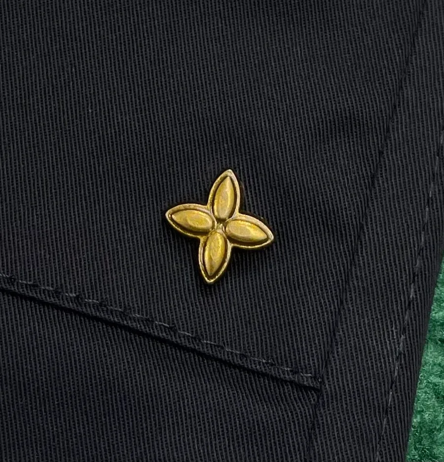 Золотистая металлическая заклёпка в форме цветка Monogram