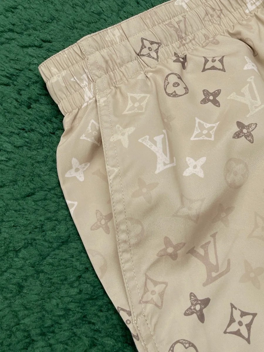 Эластичный пояс и боковой прорезной карман бежевых шорт
