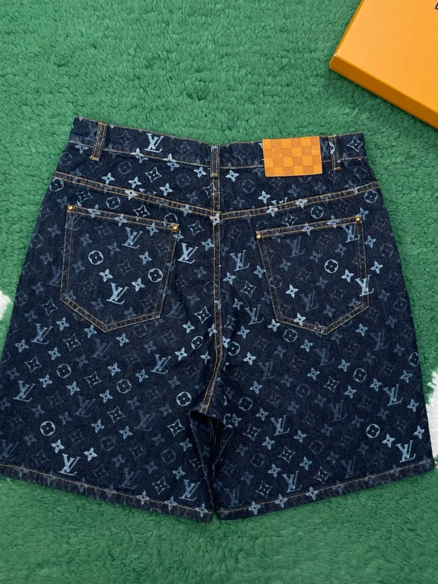 Джинсовые шорты с узором Monogram и карманами, вид сзади