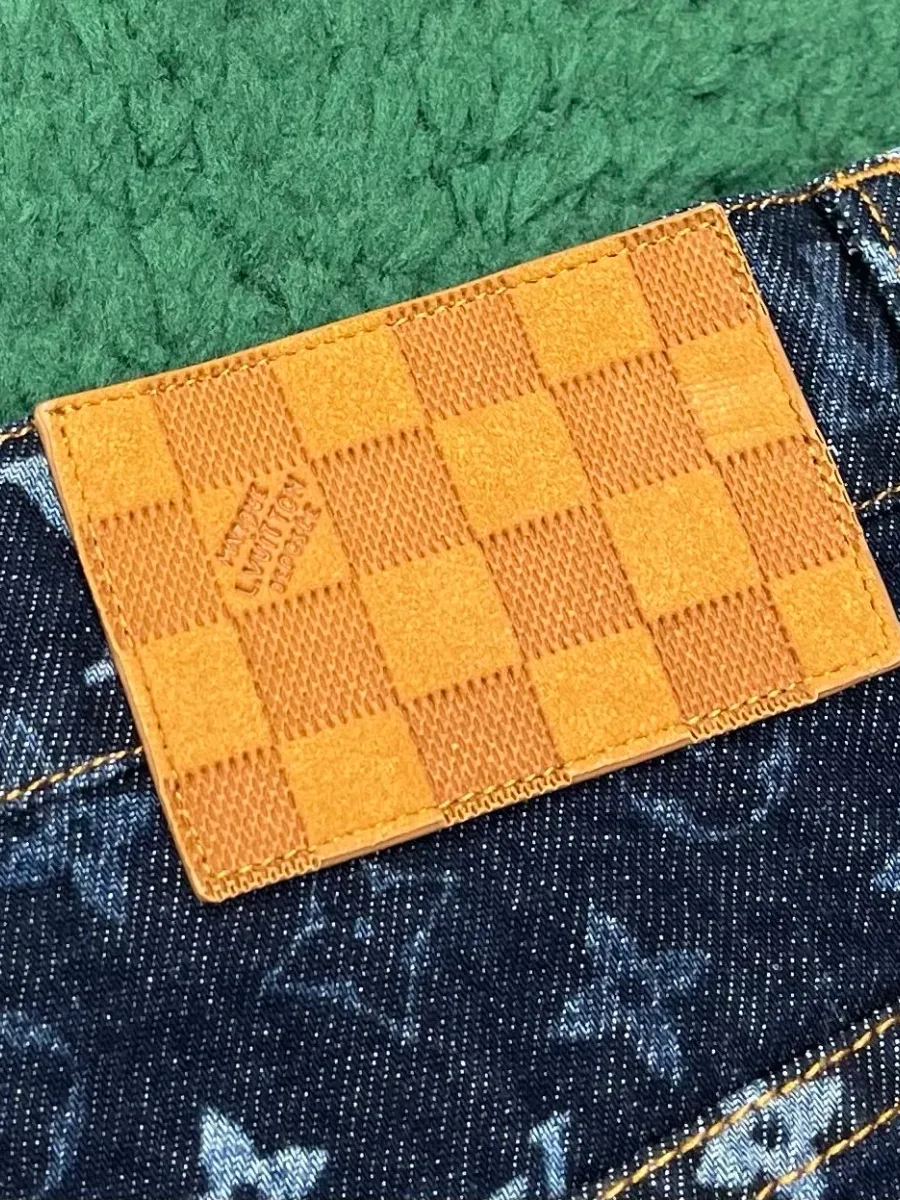 Кожаный фактурный патч с узором Damier на поясе сзади