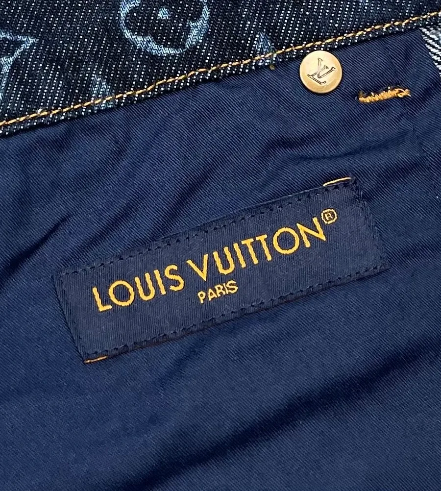 Внутренняя тканевая бирка Louis Vuitton Paris на подкладке кармана