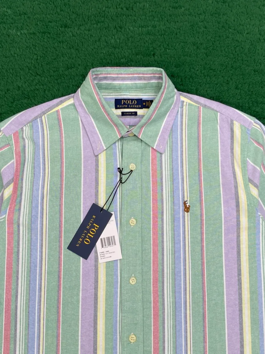 Воротник button-down и планка на пуговицах рубашки крупным планом