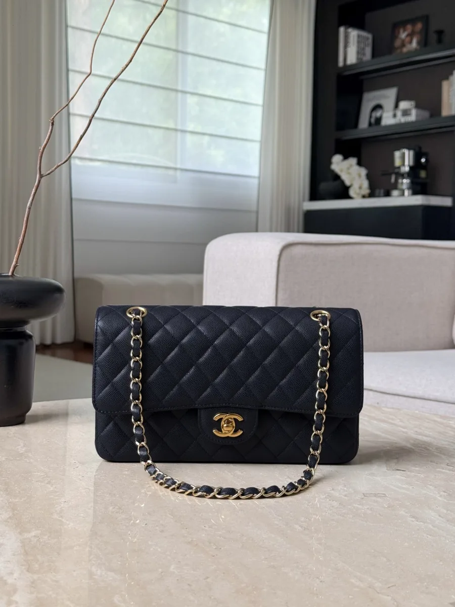Темно-синяя сумка Chanel Classic Flap 25 с золотистой фурнитурой, вид спереди