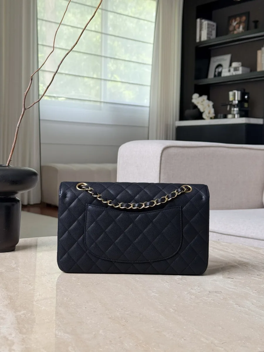 Темно-синяя стеганая сумка Chanel Classic Flap 25, вид сзади с накладным карманом