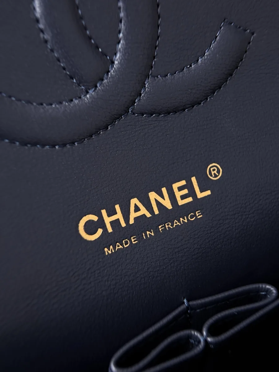 Золотистый тисненый логотип Chanel Made in France на внутренней стороне клапана