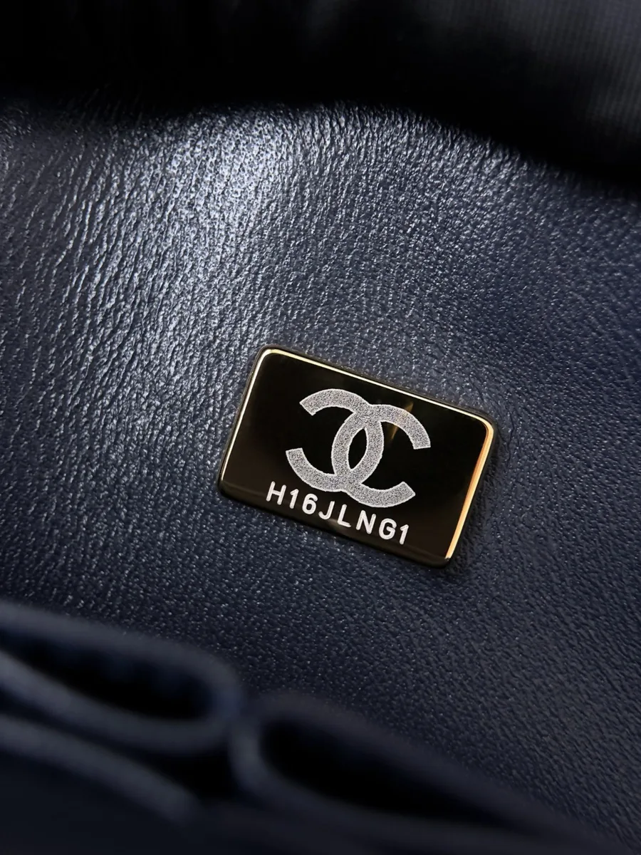 Металлическая пластина с логотипом CC и серийным номером внутри сумки Chanel