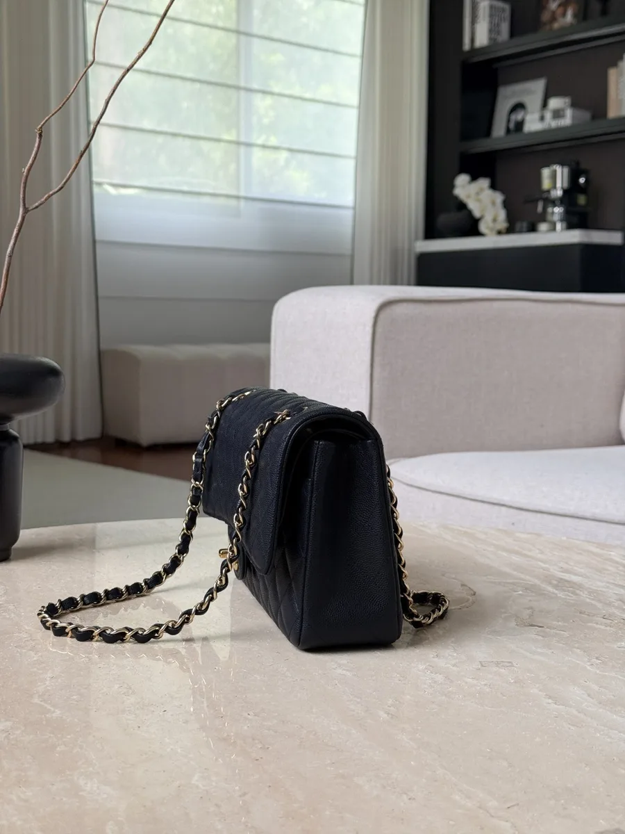Темно-синяя сумка Chanel Classic Flap 25 на цепочке, вид сбоку