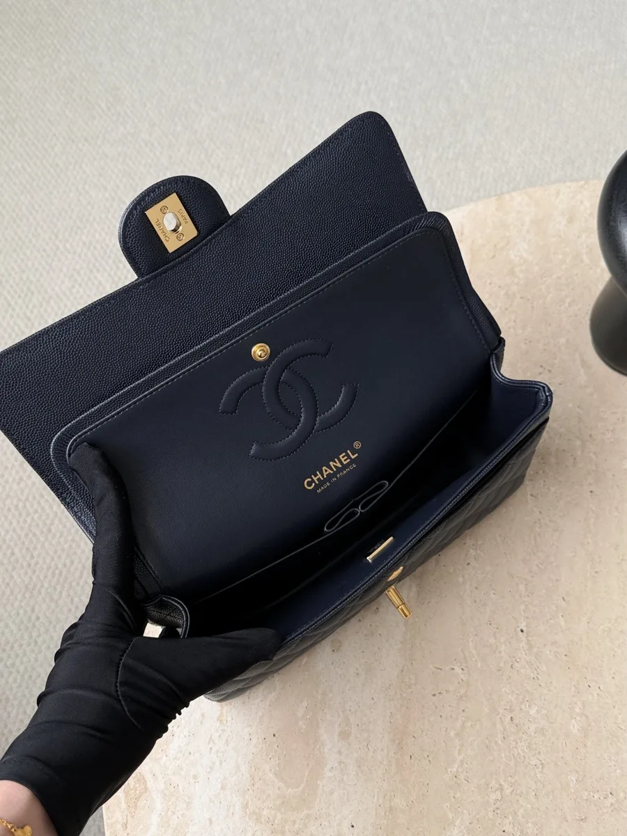 Открытая темно-синяя сумка Chanel Classic Flap 25, вид изнутри на двойной клапан