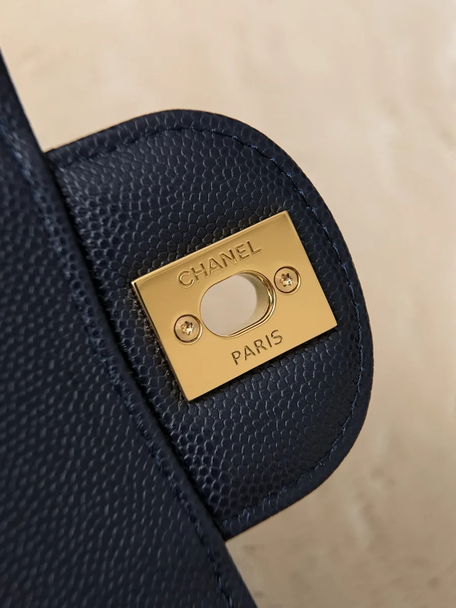 Крупный план внутренней стороны замка с гравировкой Chanel Paris