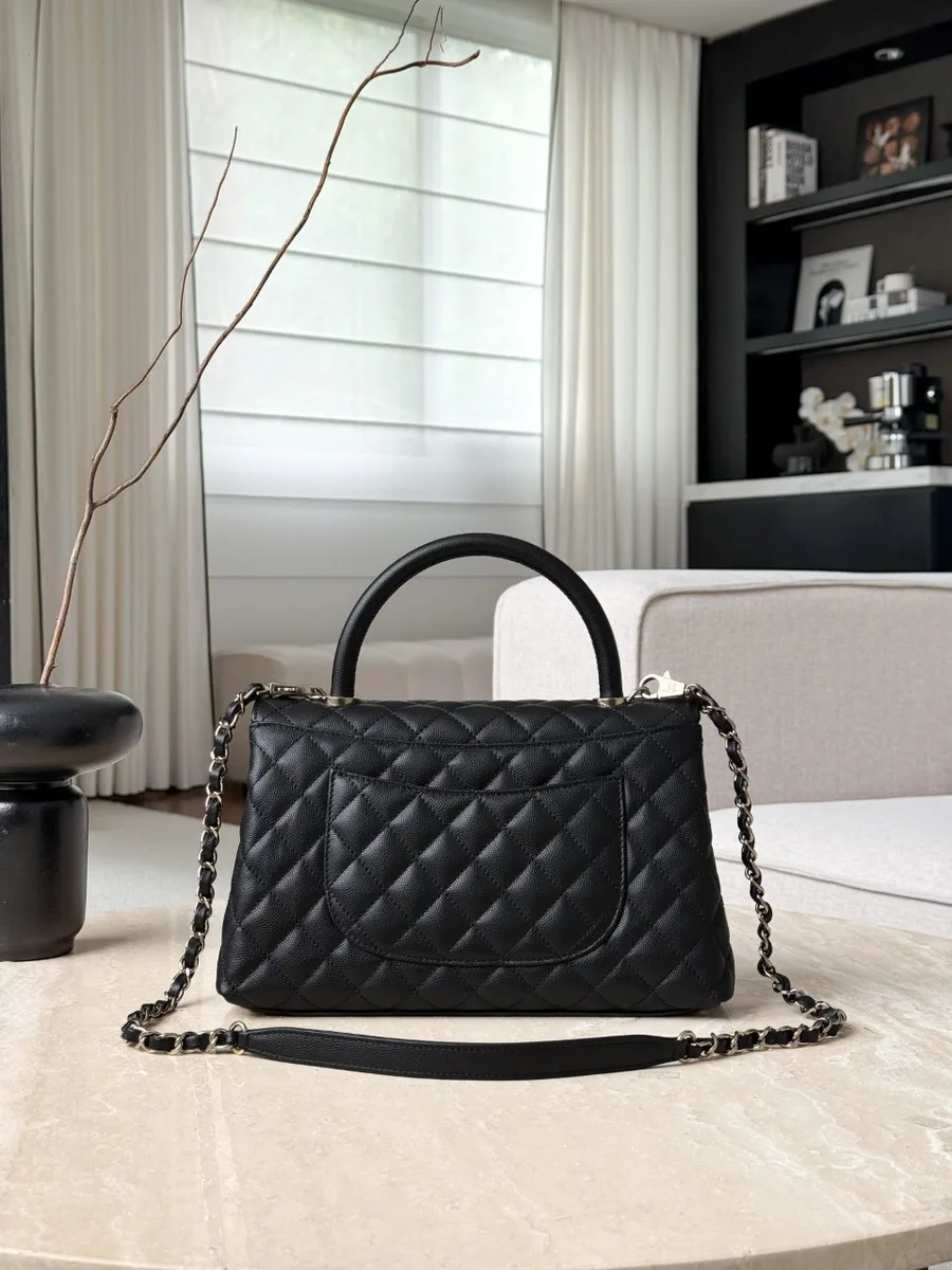Черная сумка Chanel Coco Handle, вид сзади с накладным карманом