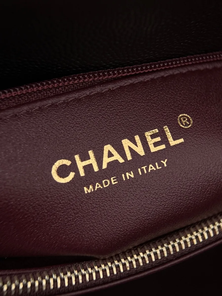 Золотистое тиснение Chanel Made in Italy на бордовой кожаной подкладке