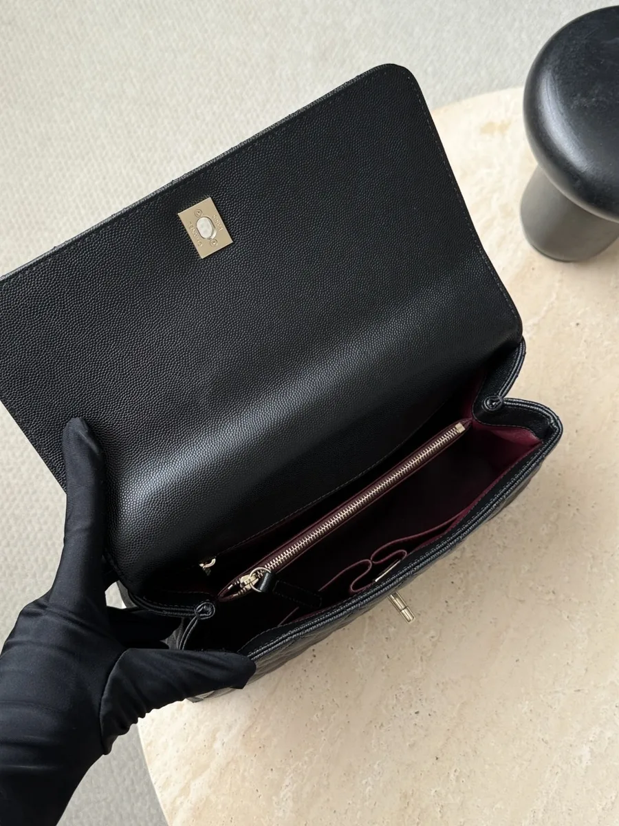 Сумка Chanel Coco Handle в открытом виде, демонстрирующая внутренние отделения
