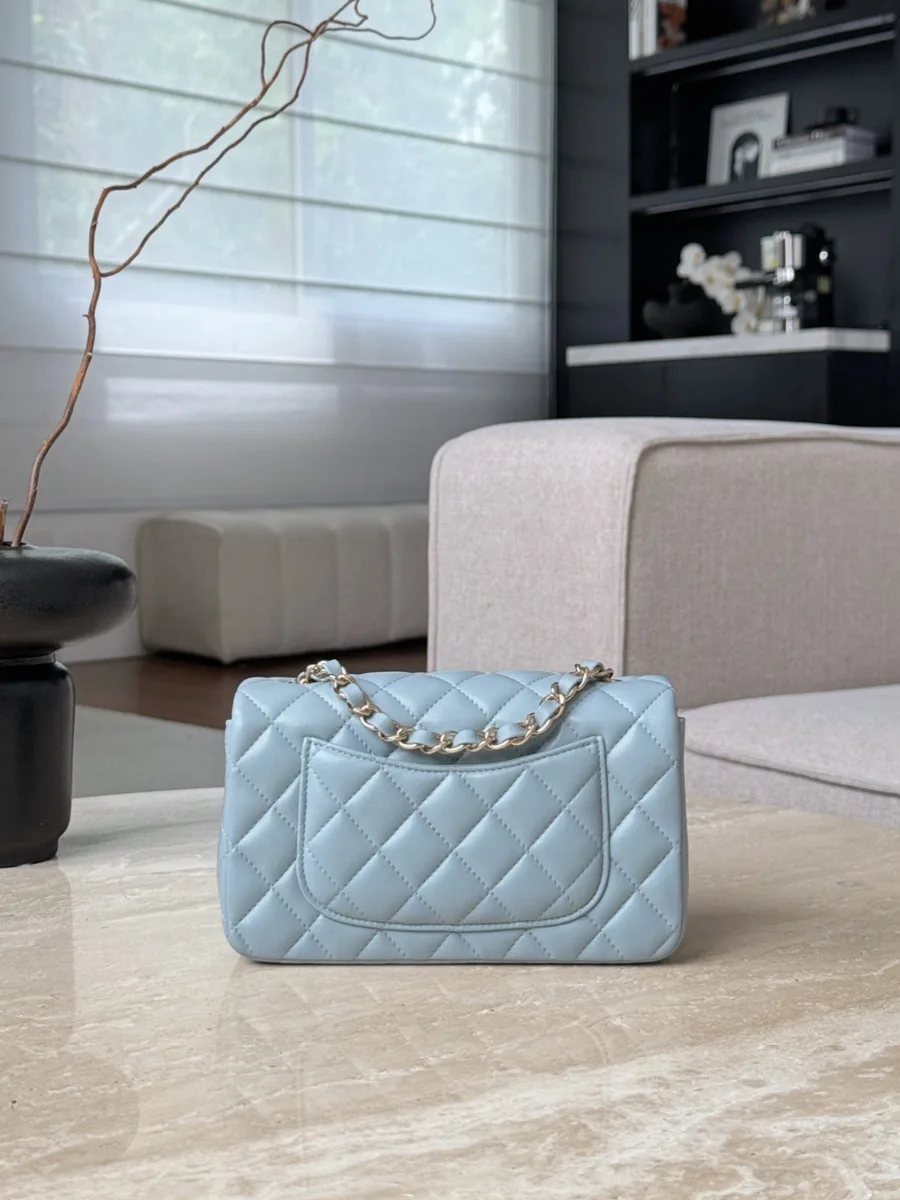Голубая стеганая сумка Chanel Classic Flap 20, вид сзади с накладным карманом