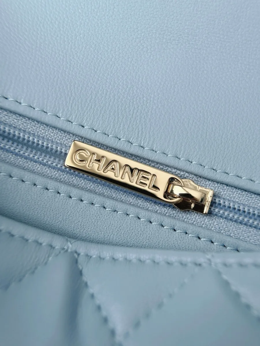 Крупный план молнии с золотистым пуллером Chanel во внутреннем кармане