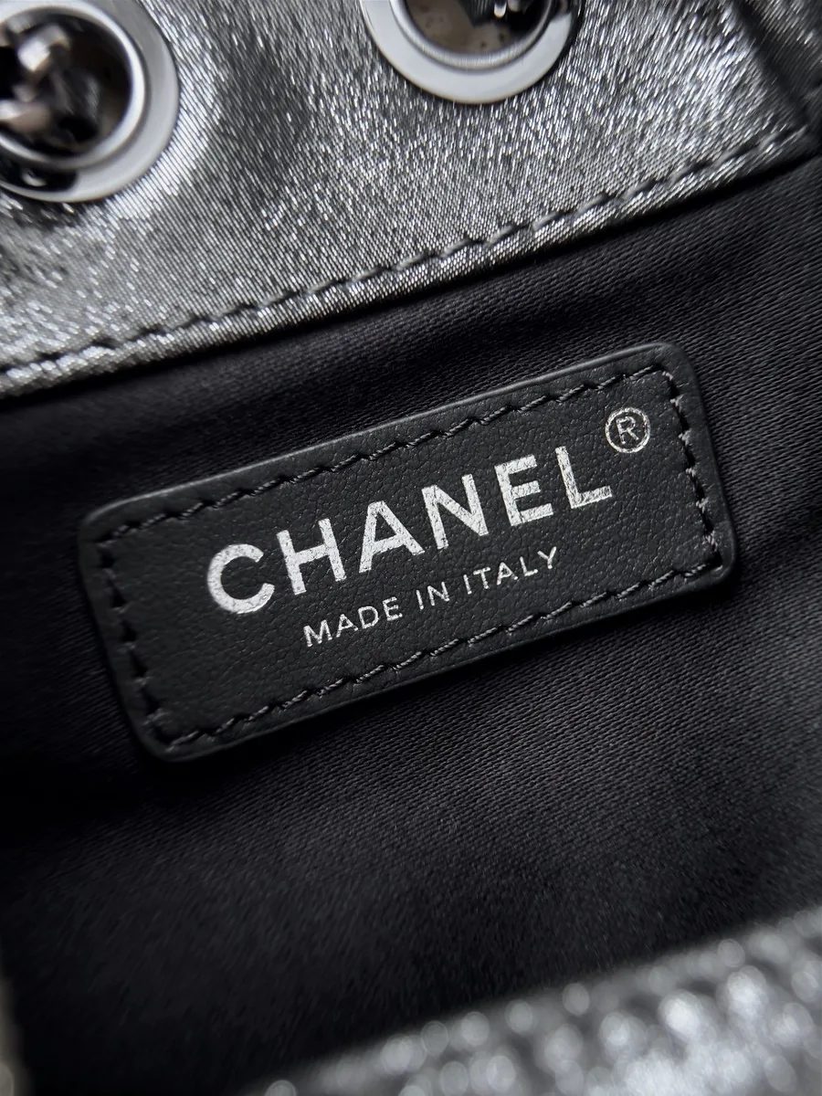 Крупный план кожаной нашивки с тиснением Chanel Made in Italy внутри рюкзака