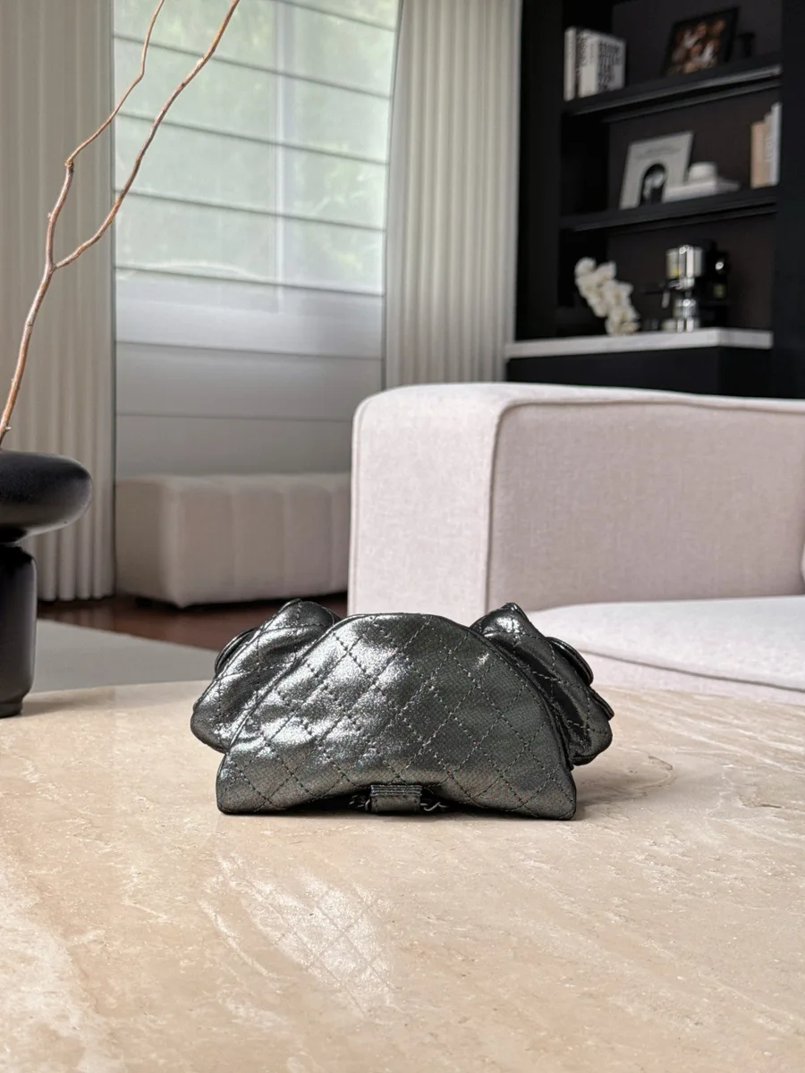 Серебристый мини-рюкзак Chanel Backpack, вид снизу со стеганым дном