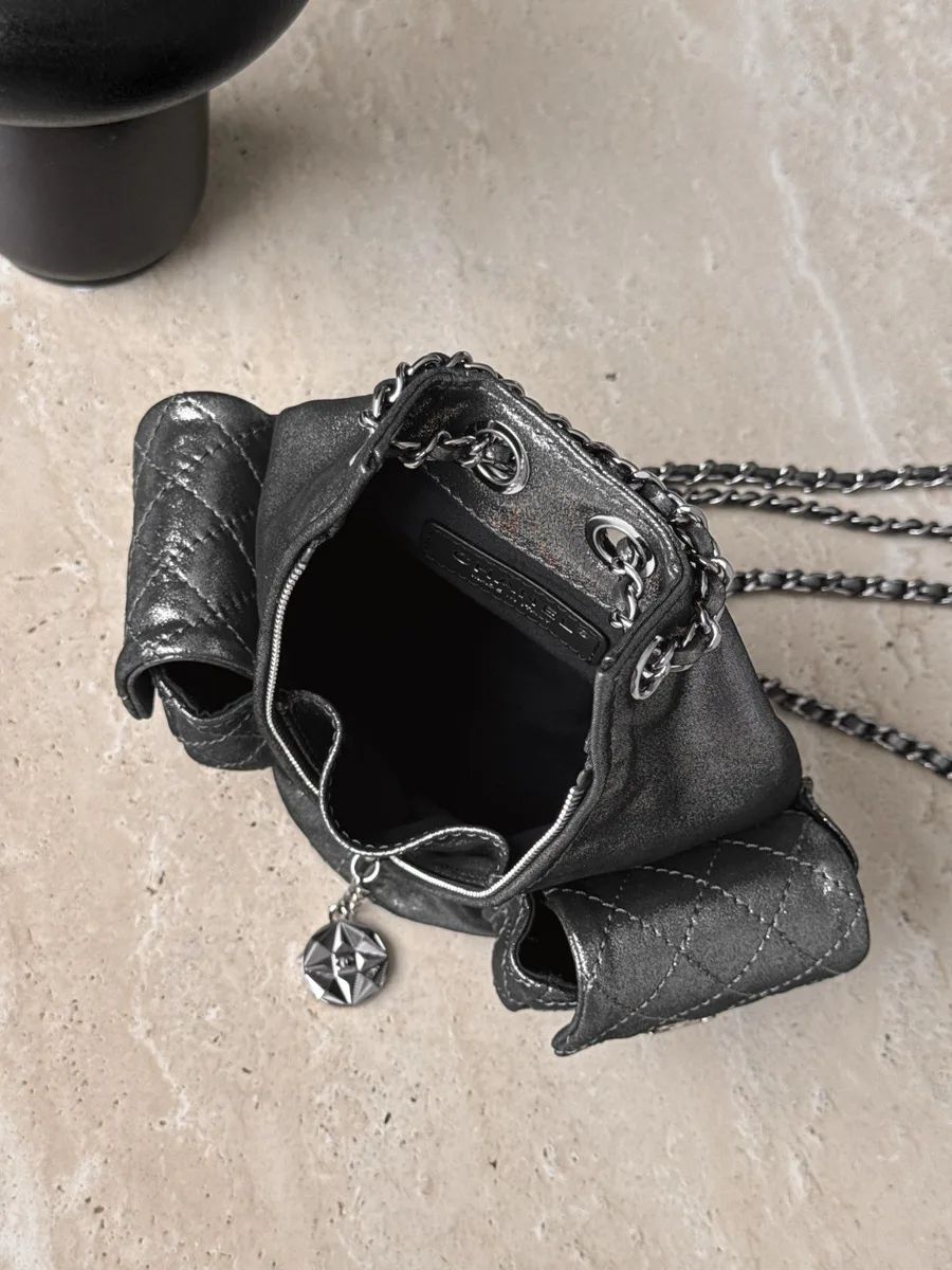 Серебристый мини-рюкзак Chanel Backpack, вид сверху на открытое отделение