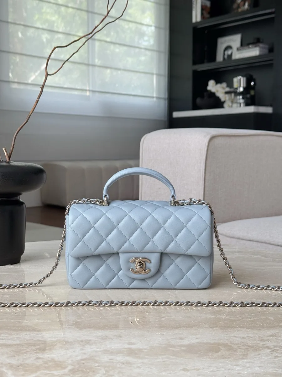 Голубая сумка Chanel Mini Handle Bag, вид спереди с закрытым клапаном